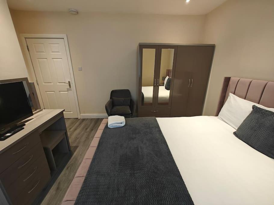 Luxury 5-bed House Near Nec & Bhx Apartment Solihull